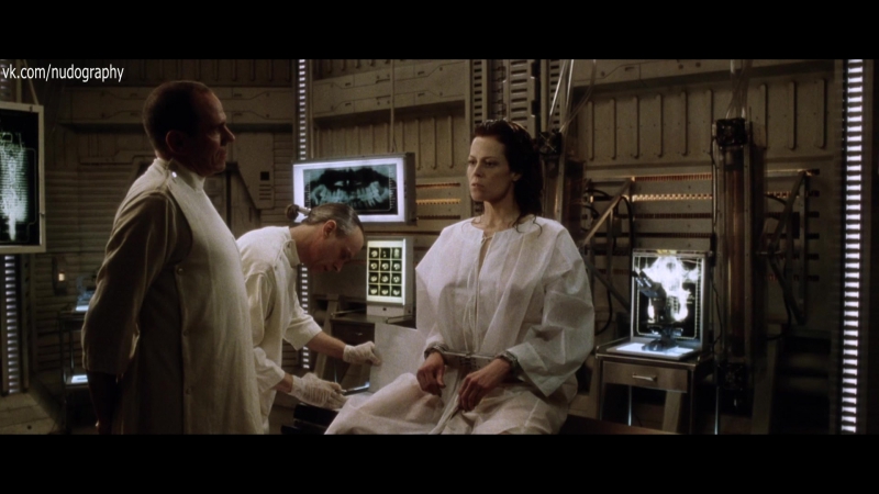 Сигурни уивер (sigourney weaver) в фильме "чужой 4 воскрешение" (alien resurrection, жан пьер жёне, 1997) 1080p