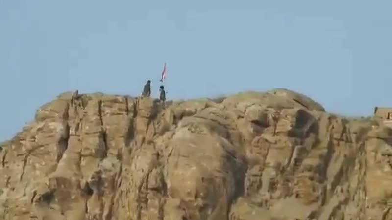 صنعاء نهم قوات الجيش الوطني ترفع علم الجمهورية اليمنية ويرفرف عليا في أعلى قمة في جبل هيلان عامر الحميقاني