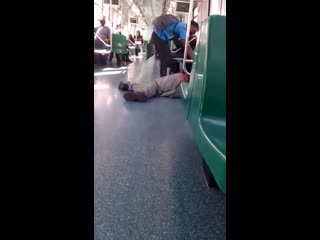 Ko metrô trem trabalhador nocaute knockout