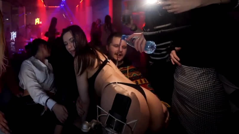 Нимфоманка разделась спалили на стриме горячая нарезка клубничка мелстрой