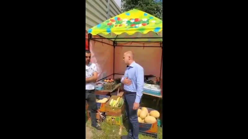 Русский мужик, который слегка помял азербайджанца из за вызывающей таблички "армян не обслуживаю", извинился перед ним