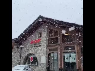 Snowflakes in slow motion in val d’isère