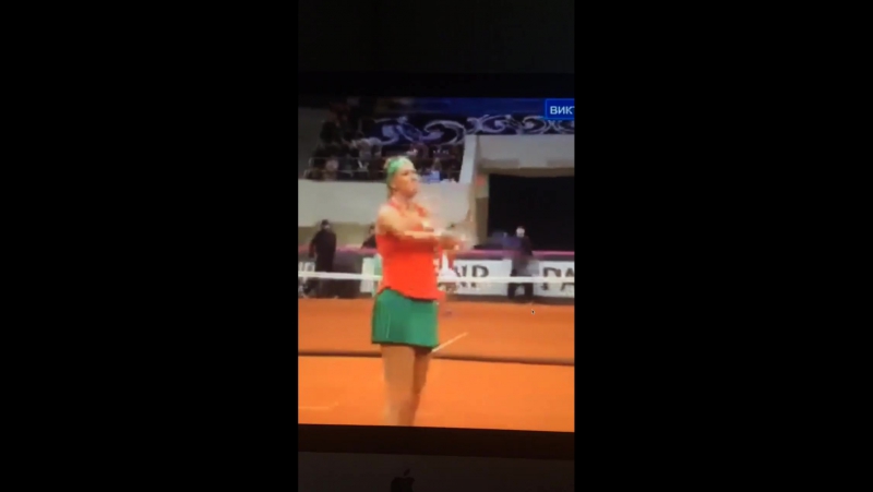 Вика азаренко показывает фанату неприличный жест