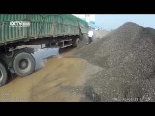 Truck driver dumps tons of rock, sand on officer inspecting his vehicle
