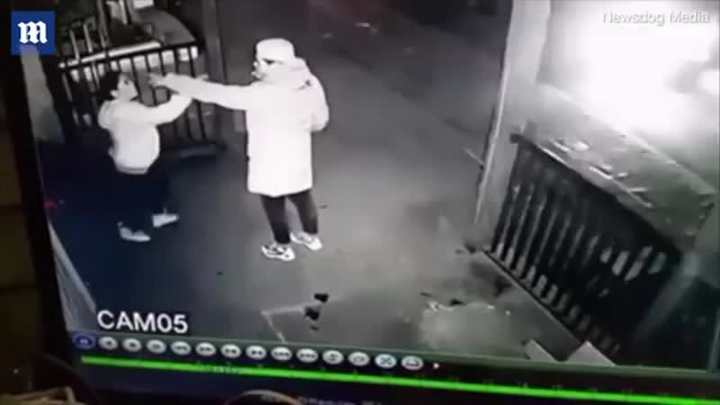 Мужчина услышав вопли женщины за дверью вышел и заступился за нее