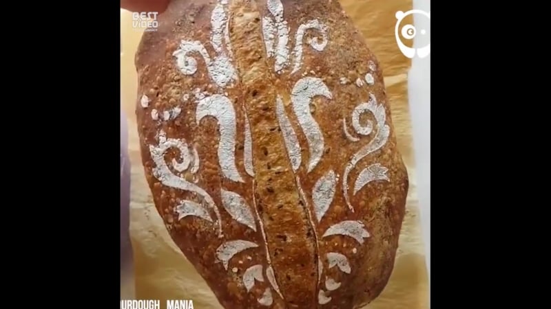 Художник использует хлеб как полотно