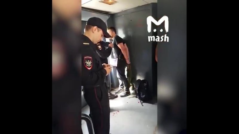Пьяный пикапер напал на полицейских в электричке под москвой