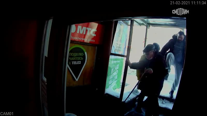 В кирове амбал пнул пожилого инвалида