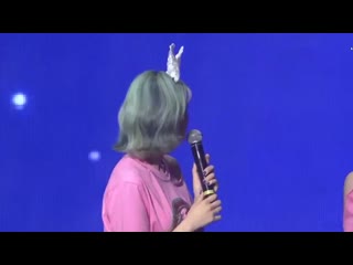 Jeongyeon ask staff to show once on the big screen so that twice and once can see the beautiful candy bong ocean with slogan tog