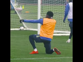 Arsenal's bukayo saka doing edinson cavani's signature celebration in training