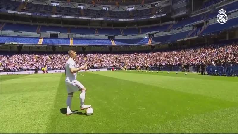 Luka jovic on the bernabeu pitch for the first time