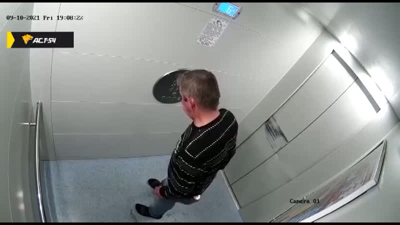 Лифте porn video – Поссал в лифте