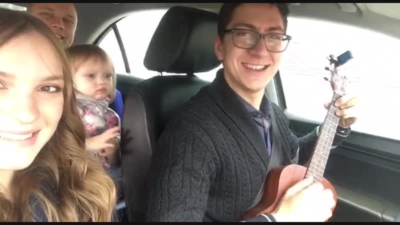 Петербургский таксист играет на укулеле