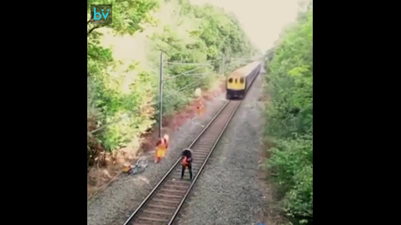 Отважный железнодорожник рискует жизнью, спасая пьяного от скоростного поезда