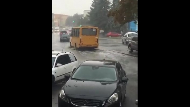 Потоп в центрі міста через дощик