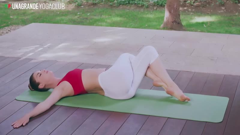 Поза скручивания спины и ног лежа супта паривритта матсьендрасана