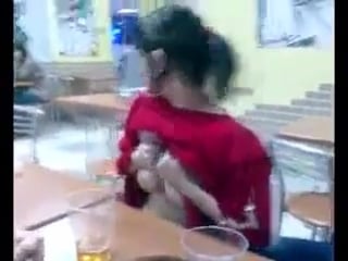 Юля в кафе показывает сиськи [sex porn порно минет секс]