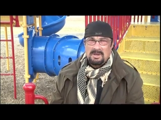 Стивен сигал ведет учебную тренироу с оружием