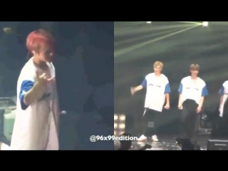 Combined two fancams for this nielwink moment in gold, theyre doing their secret codehandshake again!! nielwink 녤윙