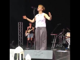 Arisa guardando il cielo soundcheck in verona