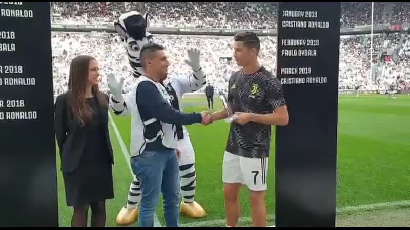 Криш получает награду лучшему игроку «юве» в марте