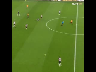 Мигель альмирон отрабатывает в обороне