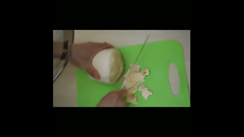 Рассказываем и показываем😎 на видео два способа разделки молодого питьевого кокоса ⠀ при первом способе мы четырьмя ударами про