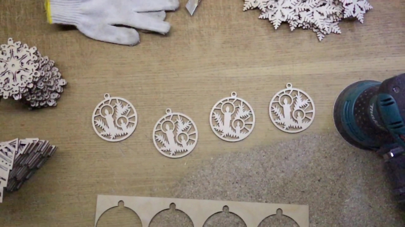 Ручная шлифоа ёлочных игрушек