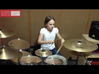 Девочка играет на барабанах