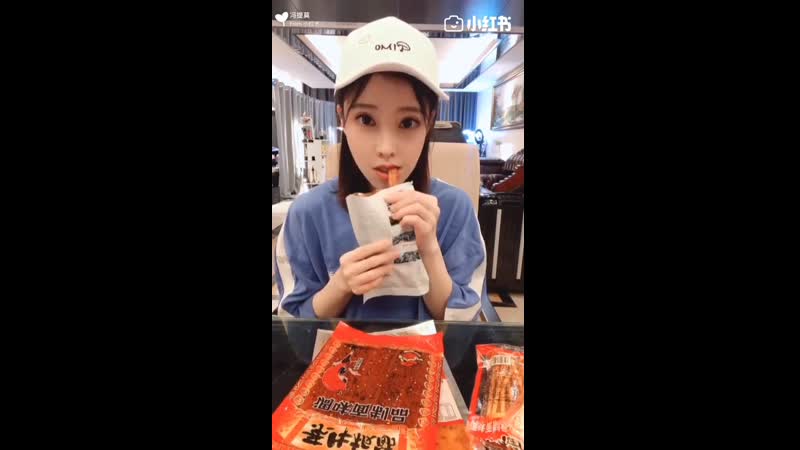 冯提莫 | feng timo | фэн тимо | 馮提莫 辣条测评！网红辣条零食吃后感大评测！