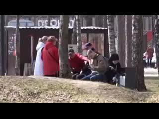 Руки базуки начал начал приставать к простым прохожим на улице