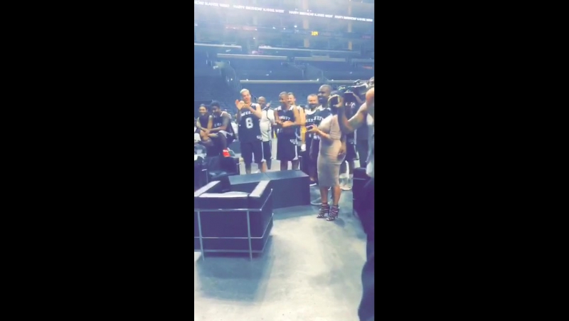 Канье вест празднует свое день рождения в staples center