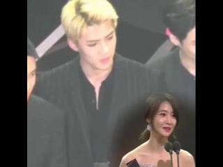 [fancam] 161116 exo's sehun during yoona's speech @ asia artist awards