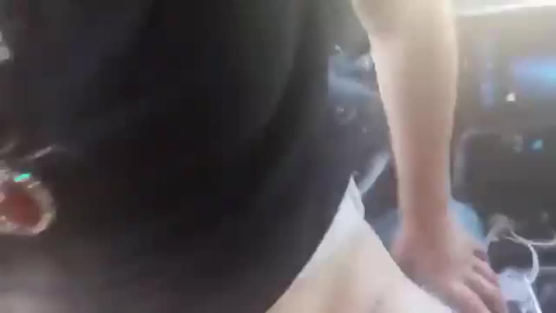 Arabada çıtır kıza çakıyor