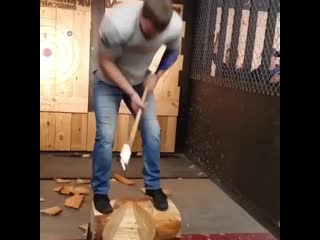 Сейчас соревнуются во всем и в перерубании бревна тоже