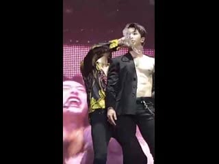 [fancam] the 3rd world tour "we are here" in paris hyungwon splashing wonho with water