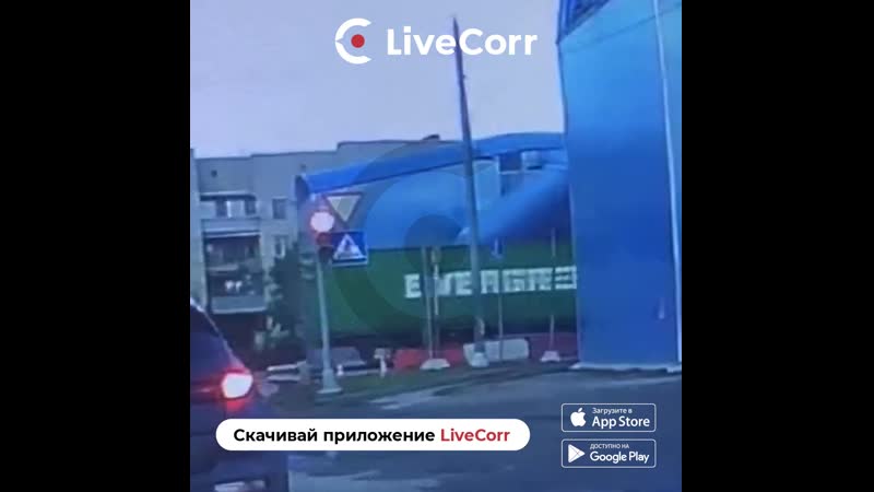 Самосвал снёс надземный переход в ленобласти