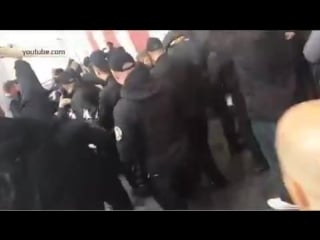 Протестующие штурмуют здание горадминистрации одессы и жгут покрышки