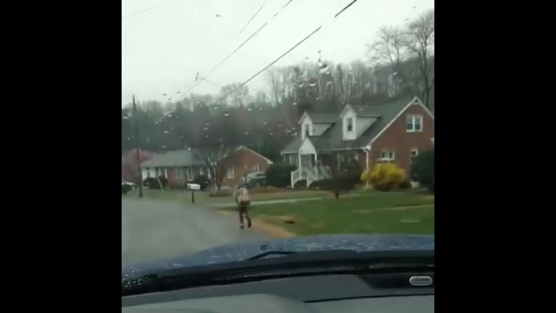 Отец заставил сына бегать за плохое поведение