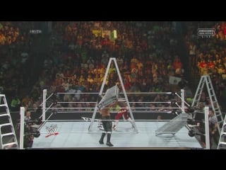 Роллинс лестницей вырубил зигглера и кофи (mitb 2014)