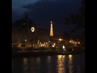 It's about to rain here #eiffeltower + #lightenin париж