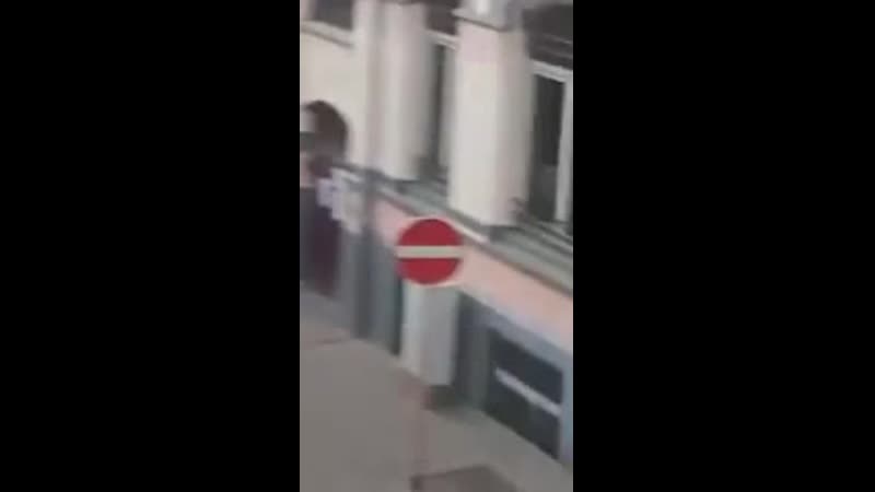 Шикарно поет итальянка 99,9% безголосой российской попсы и рядом на балконе не стояло