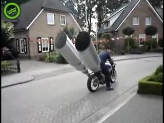 Mega pot dechapement moto, big exhaust pipe on a bike,tubo de escape grande en una motocicleta hq