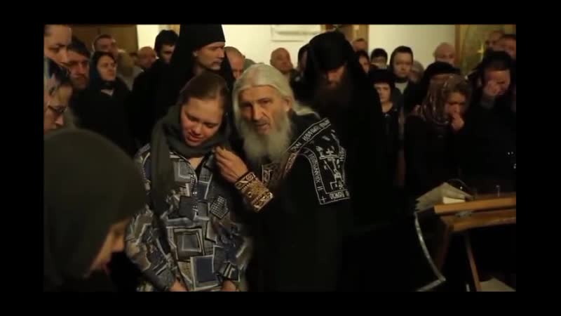 Батюшка изгоняет компьютерного беса и князя тьмы эйфона