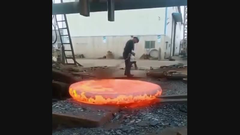 Куют молот тора)