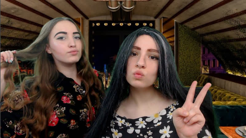 Восьмиклассницы натаха и светка)))