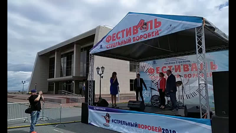 Стрельный воробей взлетает 🐦 🌄🙋🌝