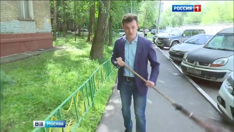 Оплате штрафа за паркоу москвичка предпочла махание метлой