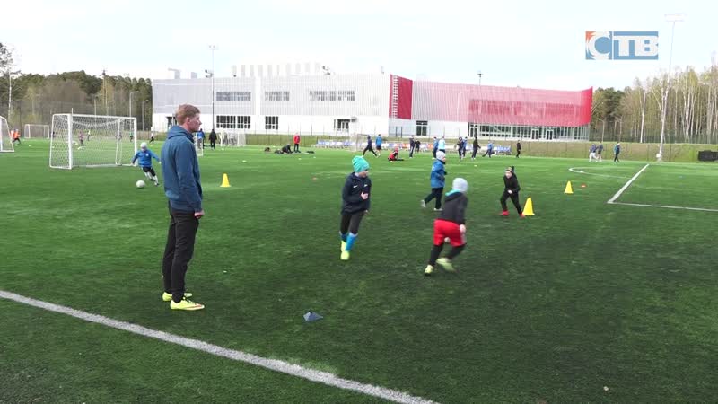 Тренироа футболистов «смены» на футбольном стадионе