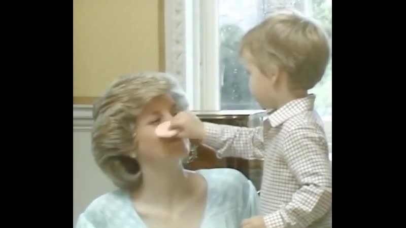 Диана, принцесса уэльская, и ее сын принц уильям в кенсингтонском дворце (4 октября 1984 г )